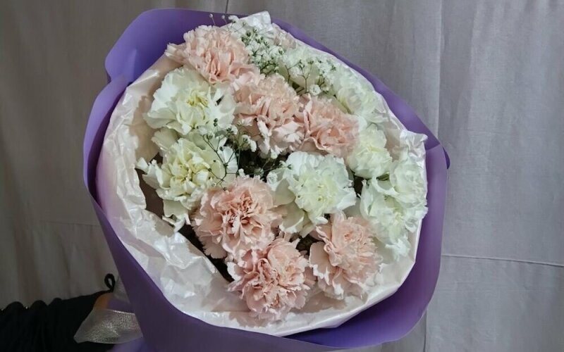 Букет из диантусов с гипсофилой