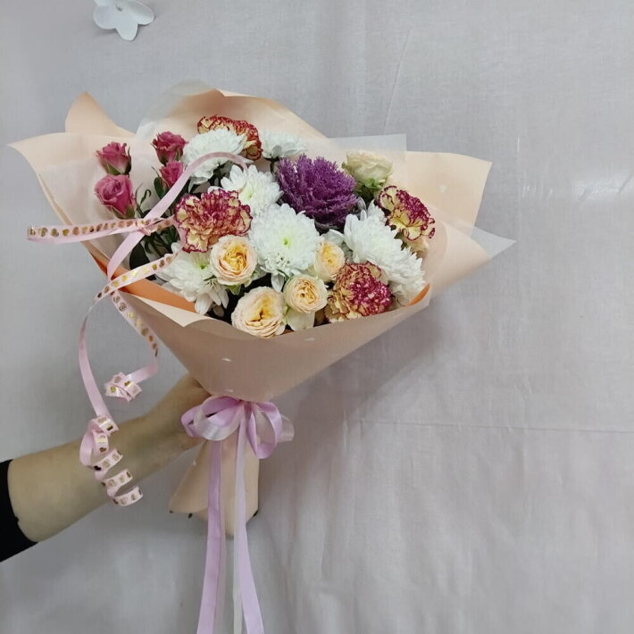 Букет из хризантемы, розы кустовой, диантусов и брассики