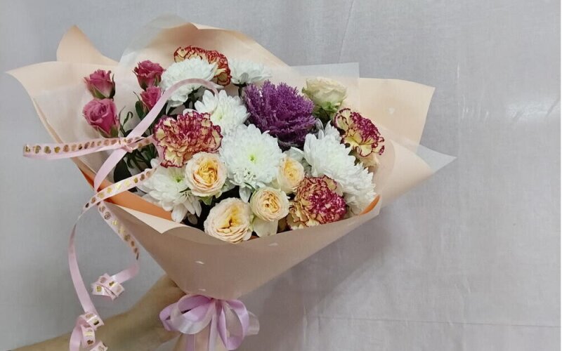 Букет из хризантемы, розы кустовой, диантусов и брассики