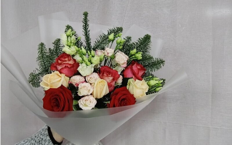 Букет из роз с нобилисом и эустомой