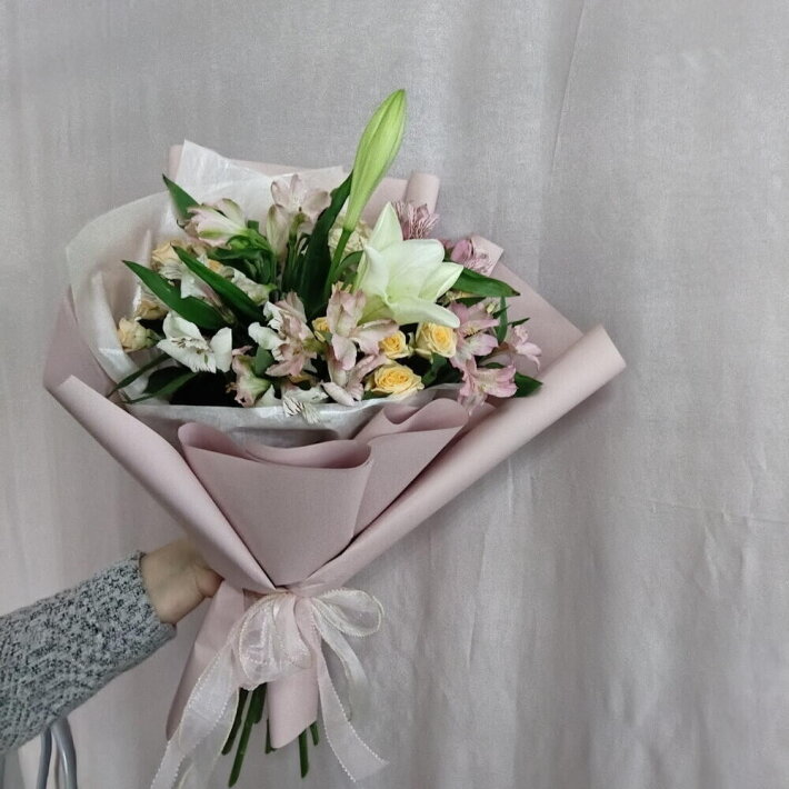 Букет из лилий, альстромерий и роз кустовых