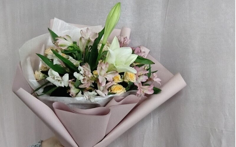 Букет из лилий, альстромерий и роз кустовых