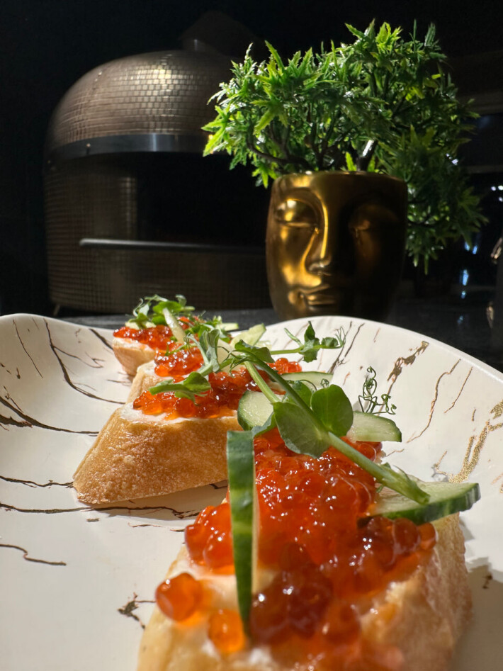 Брускетта с красной икрой