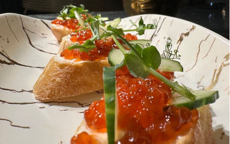 Брускетта с красной икрой
