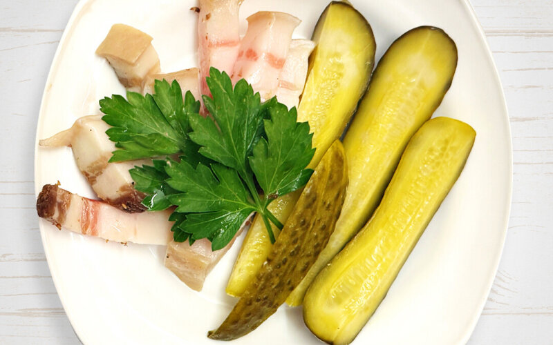 Грудинка соленая с огурцом маринованным