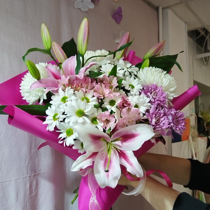 Букет из лилий, альстромерий и хризантемы