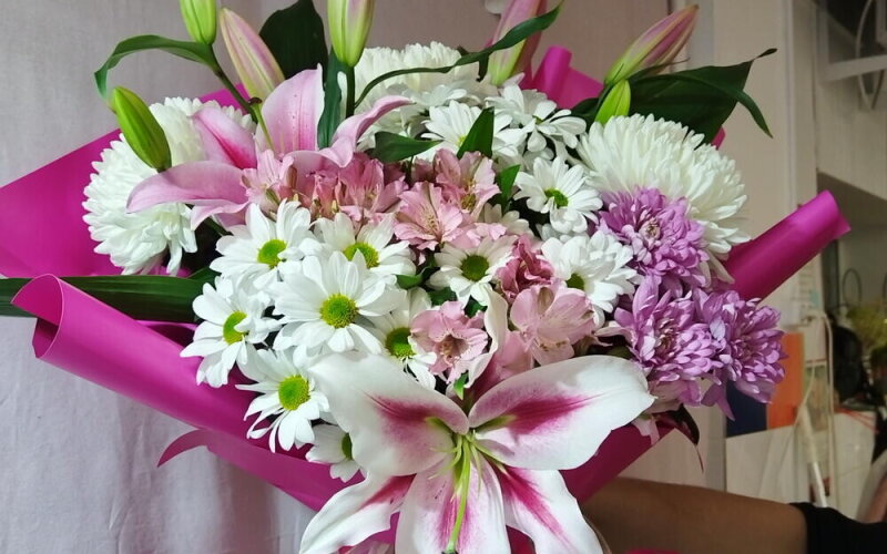 Букет из лилий, альстромерий и хризантемы