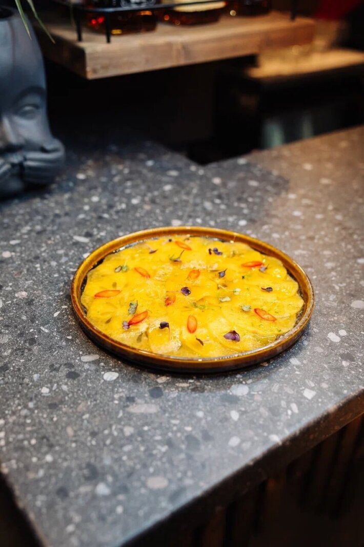 Карпаччо из хурмы с чили, лаймом и юдзу