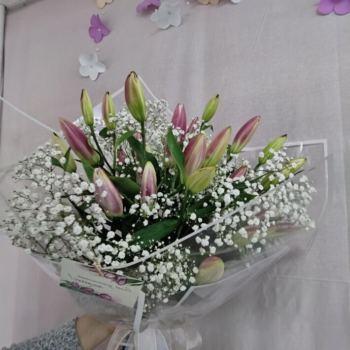 Букет из лилий и гипсофилы