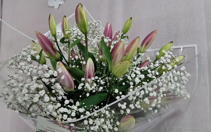Букет из лилий и гипсофилы