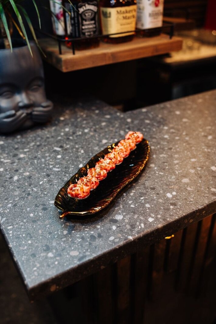 Запечённый ролл с опаленным лососем