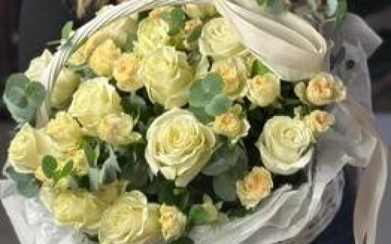 Корзина из роз и эвкалипта