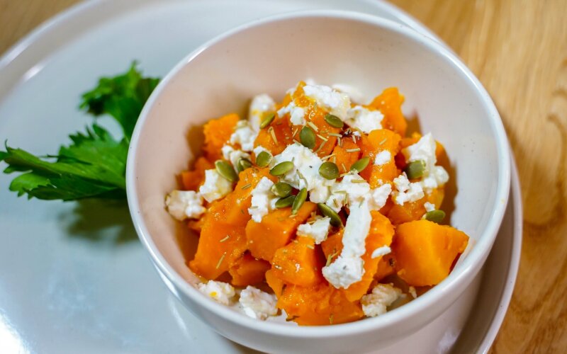 Тыква, запечённая с сыром «Фета» и мёдом