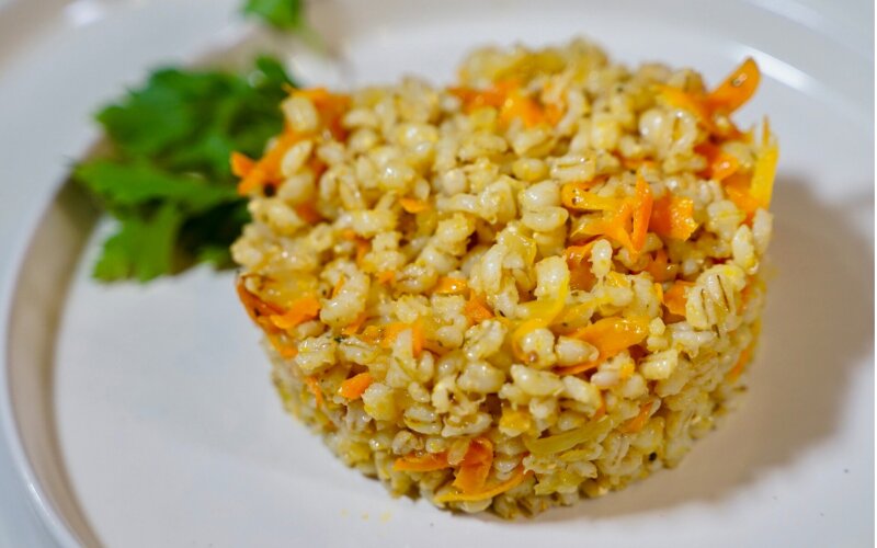 Перловка с луком и морковью
