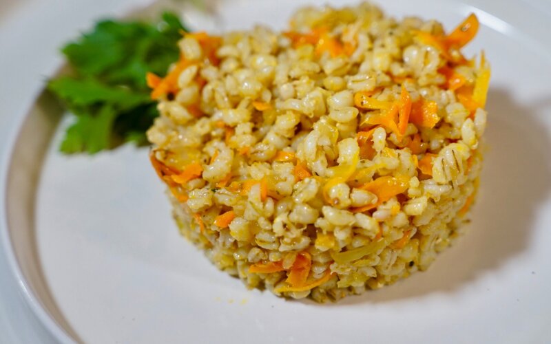 Перловка с луком и морковью