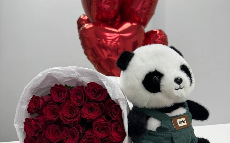 Набор комбо №7:букет из 21 импортной розы, мягкая игрушка мини, 5 шаров с гелием Сердце