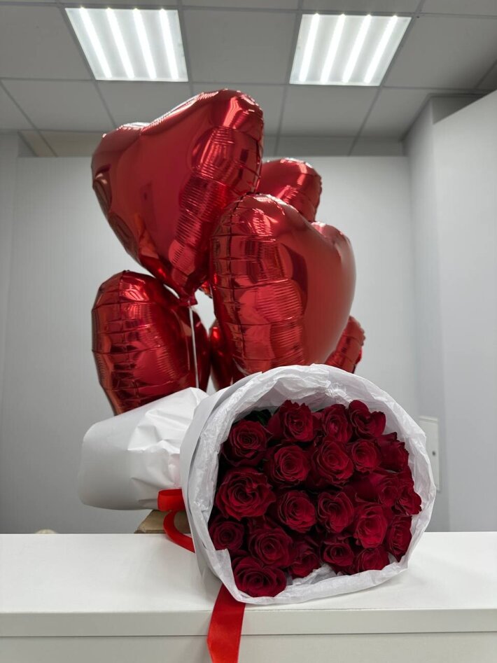 Набор №5: букет из красной розы 21 шт в упаковке и шар с гелием Сердце 5 шт