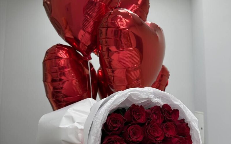 Набор №5: букет из красной розы 21 шт в упаковке и шар с гелием Сердце 5 шт