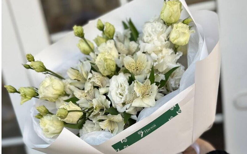 Букет из эустомы и альстромерии