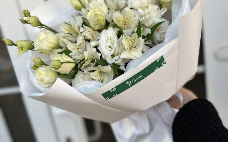 Букет из эустомы и альстромерии