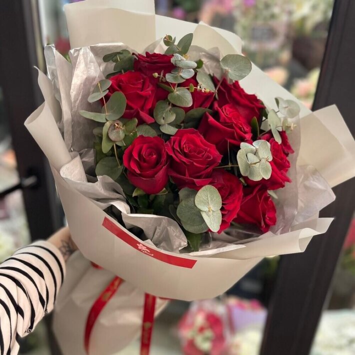 Букет из красных роз и эвкалипта
