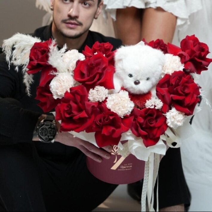 Цветы в цилиндре «14 февраля» с мягкой игрушкой Мишка