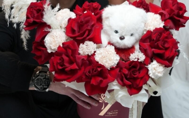 Цветы в цилиндре «14 февраля» с мягкой игрушкой Мишка