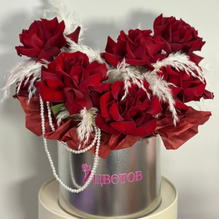 Французские розы в металлическом цилиндре