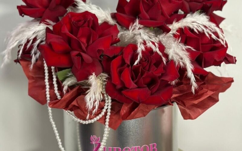 Французские розы в металлическом цилиндре