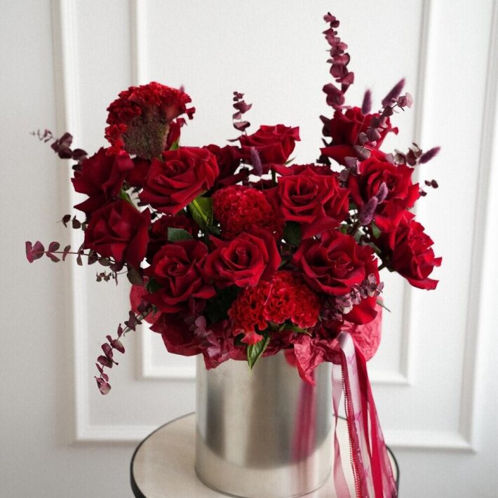 Цветы в металлическом цилиндре №1