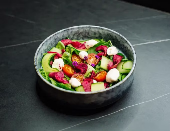 Салат с лососем и цитрусовой заправкой