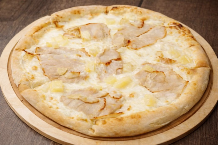 Пицца с цыпленком и ананасом