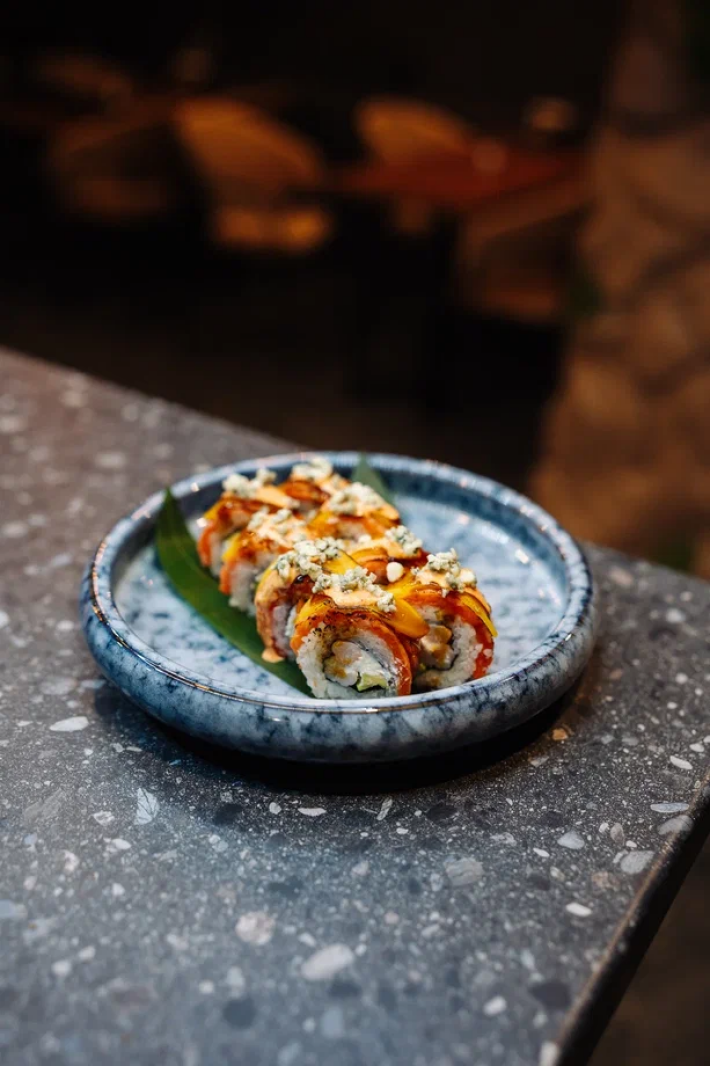 Ролл с креветкой, форелью, персиком и сыром «Дор блю»