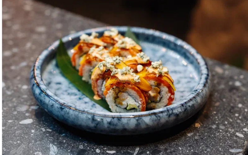 Ролл с креветкой, форелью, персиком и сыром «Дор блю»