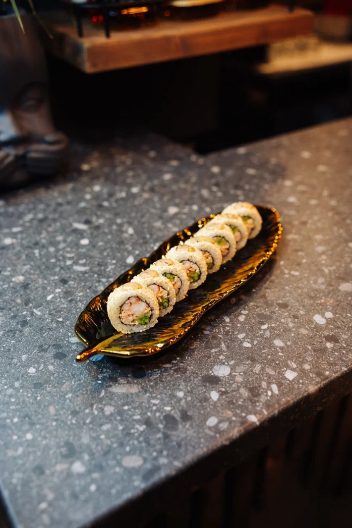 Ролл «Калифорния»  в кунжуте