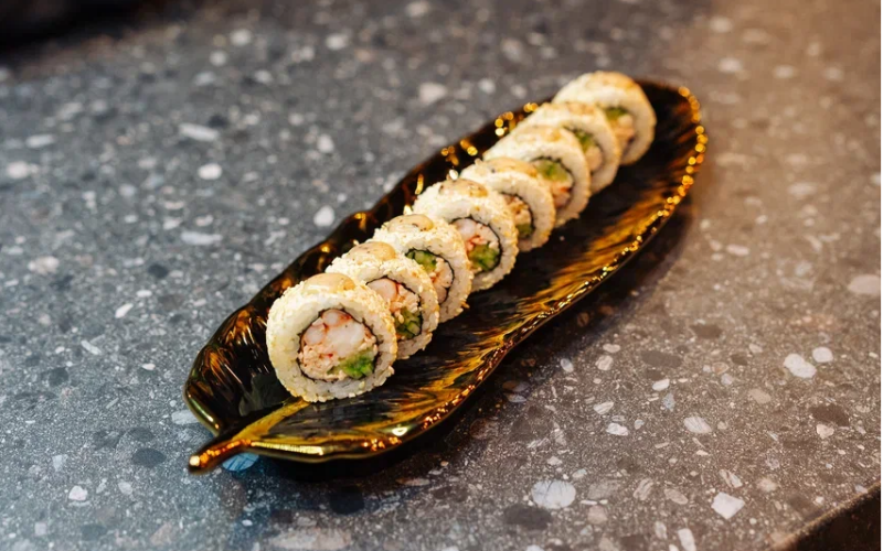 Ролл «Калифорния»  в кунжуте