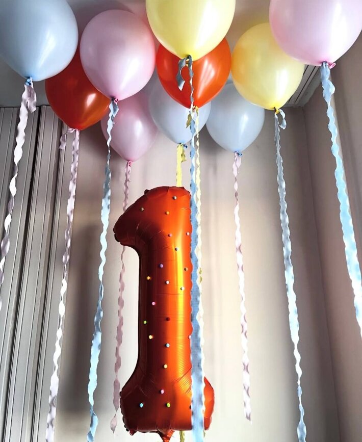 Цифра и 10 шаров на волнистой ленте