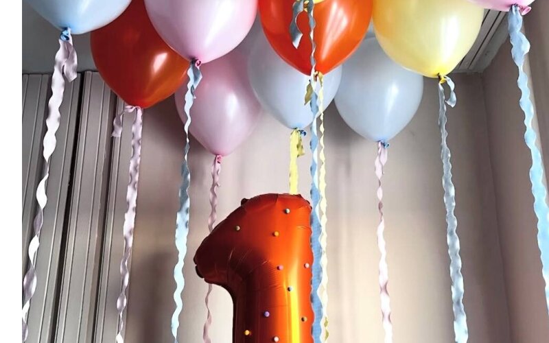 Цифра и 10 шаров на волнистой ленте