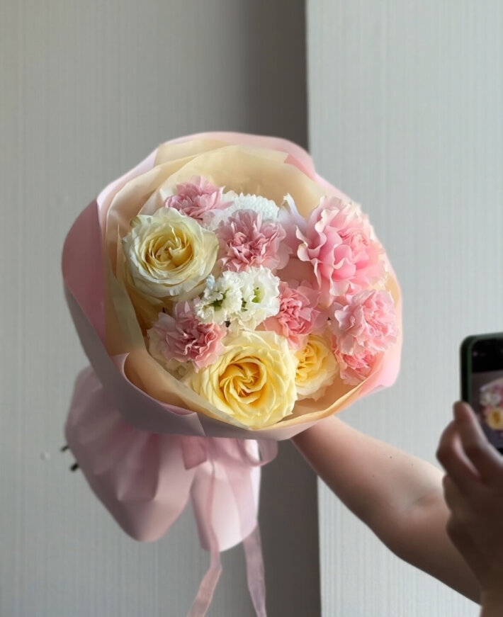 Букет диантусы и розы