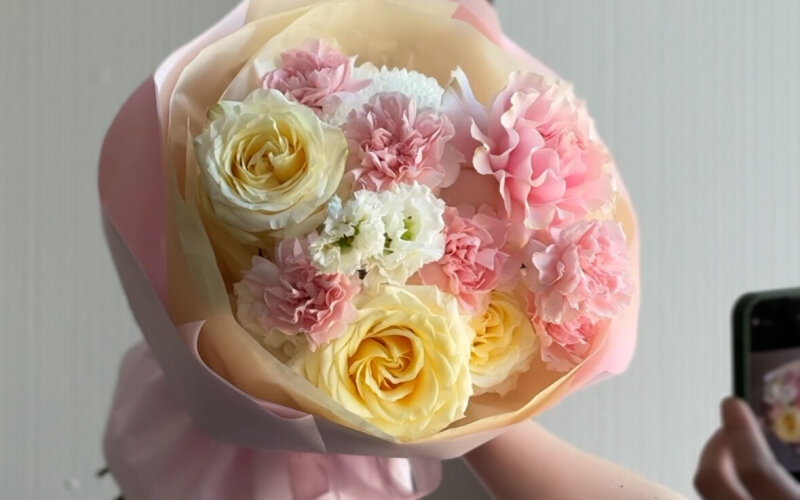 Букет диантусы и розы