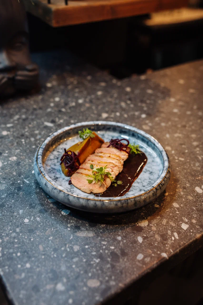 Филе утки с яблочным кремом, винным соусом и пикантной свеклой