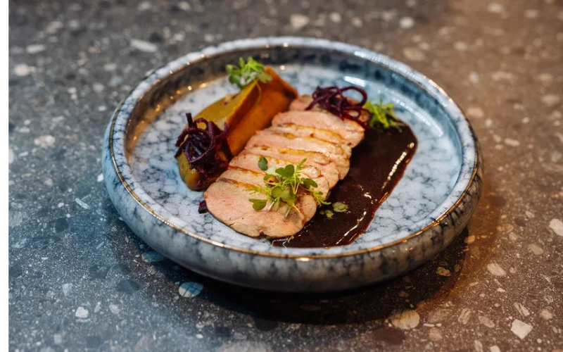 Филе утки с яблочным кремом, винным соусом и пикантной свеклой