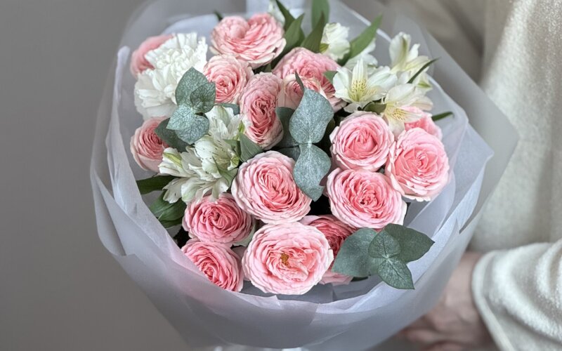 Букет кустовая роза и альстромерия