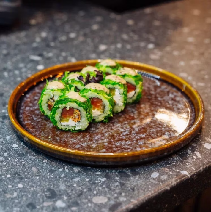 Ролл с форелью и чукой