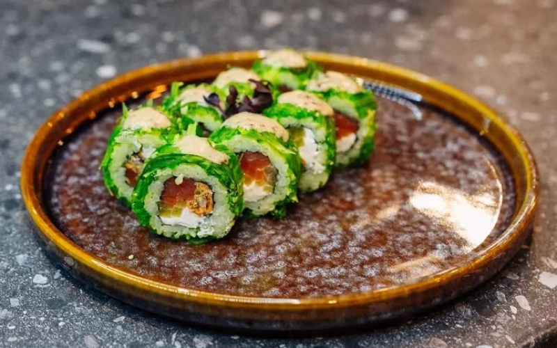 Ролл с форелью и чукой