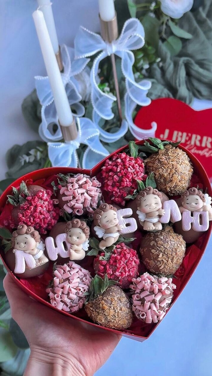 Набор из клубники в шоколаде «Люблю» с шоколадными купидонами