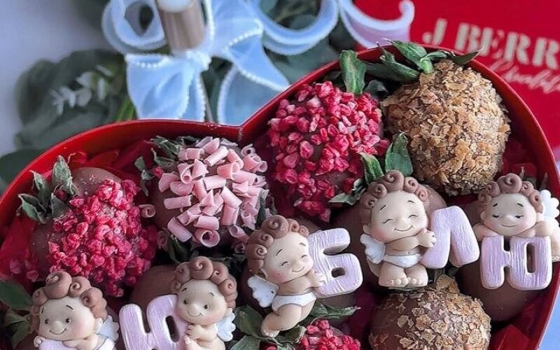 Набор из клубники в шоколаде «Люблю» с шоколадными купидонами