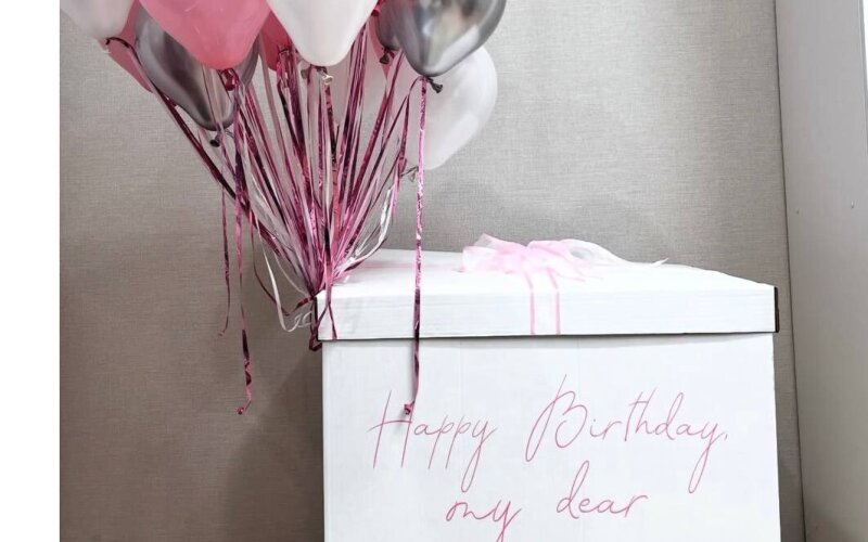 Подарочная коробка 60х60см и 30 шаров на дождике