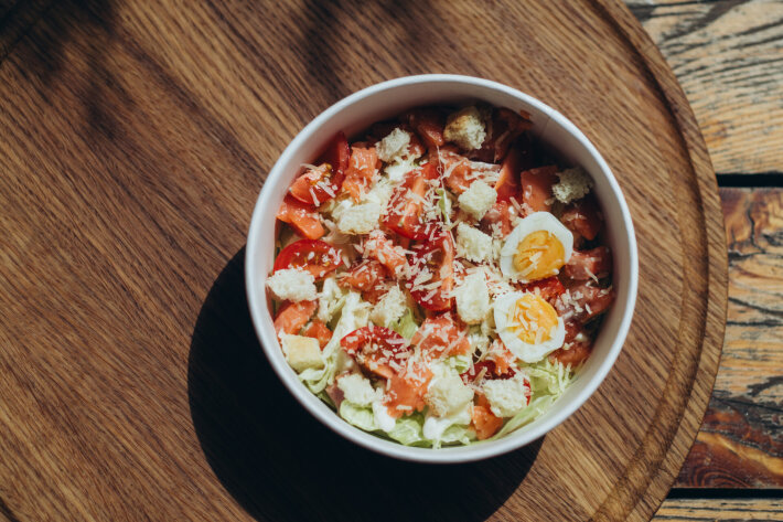 Салат «Цезарь» с лососем