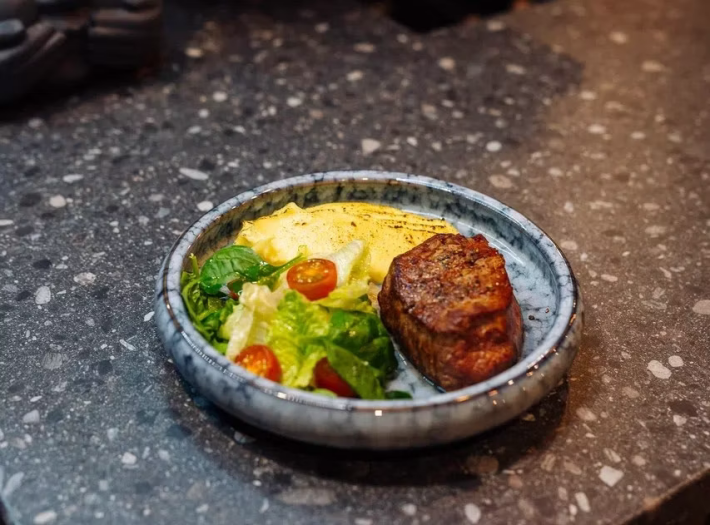 Стейк из говядины с картофельным пюре